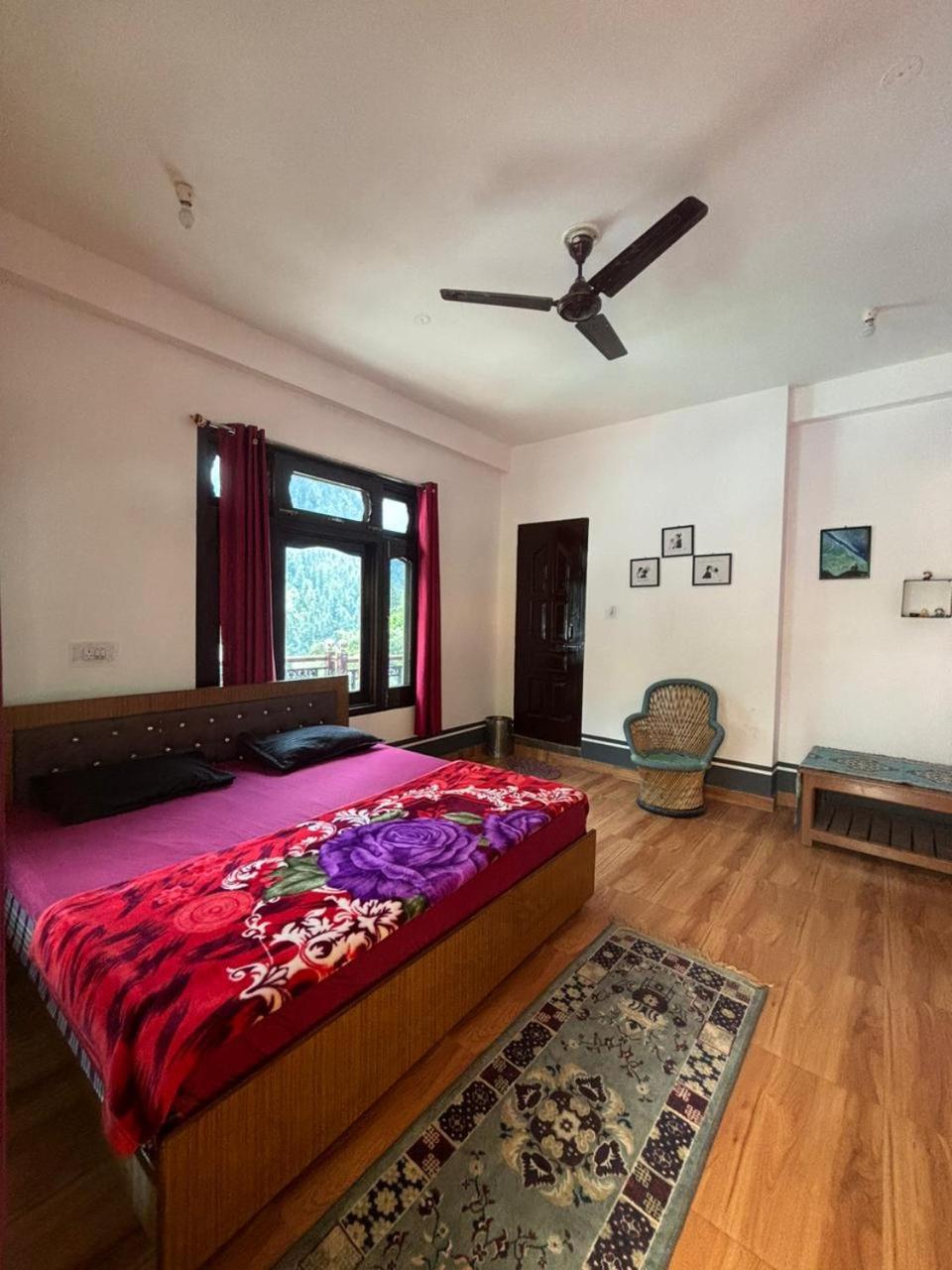 Pahadirovers Homestay & Cafe Kasol Zewnętrze zdjęcie