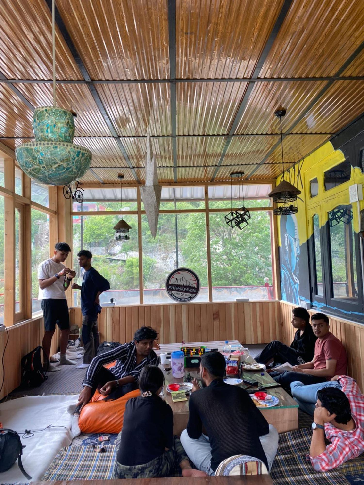 Pahadirovers Homestay & Cafe Kasol Zewnętrze zdjęcie